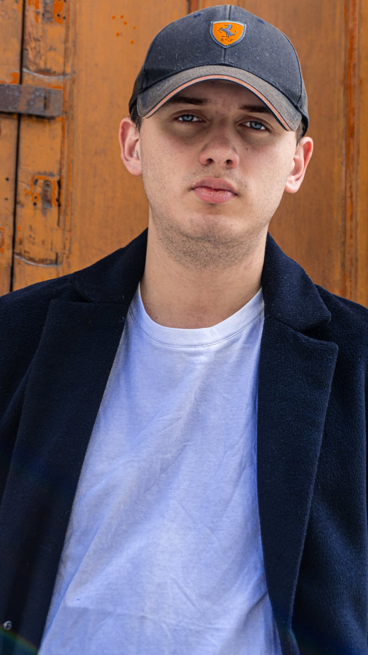 Retrato con gorra y abrigo