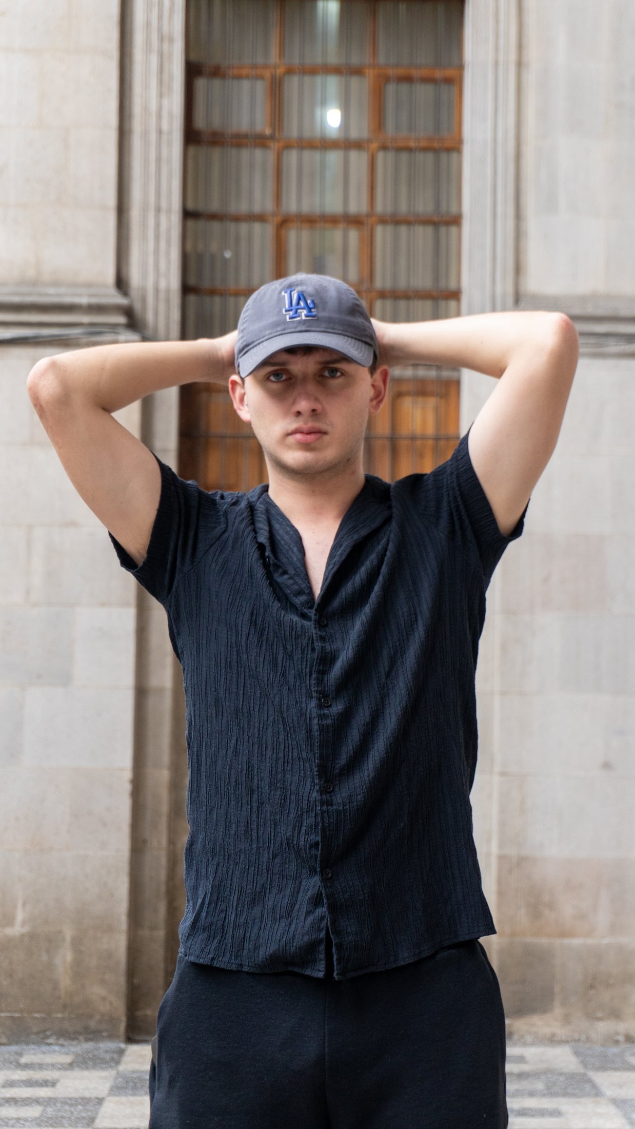 Modelo con camisa negra y gorra