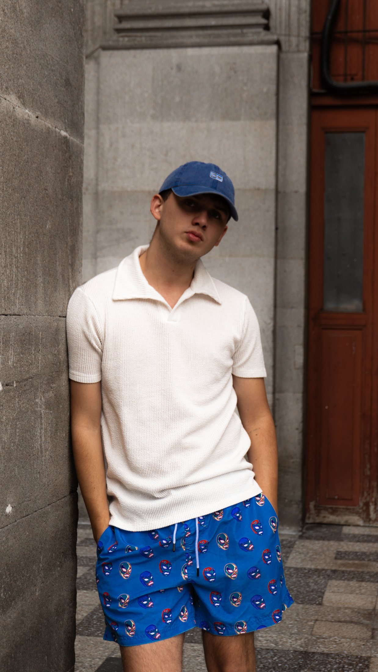 Modelo con polo blanco y short estampado