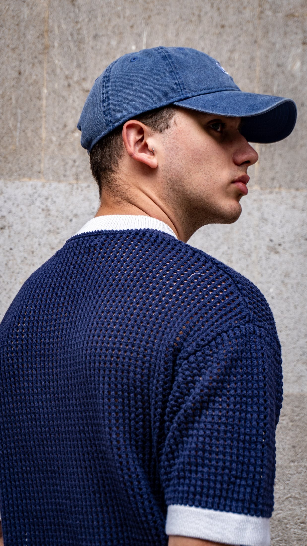 Retrato con gorra azul y suéter tejido en el centro de Xela