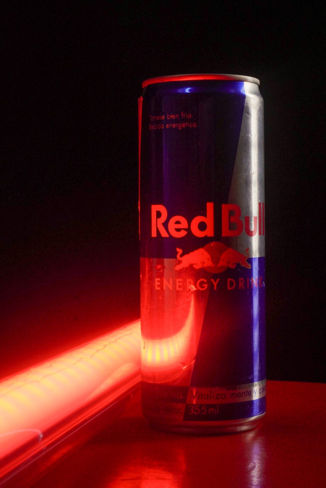 Lata con luz de neón roja