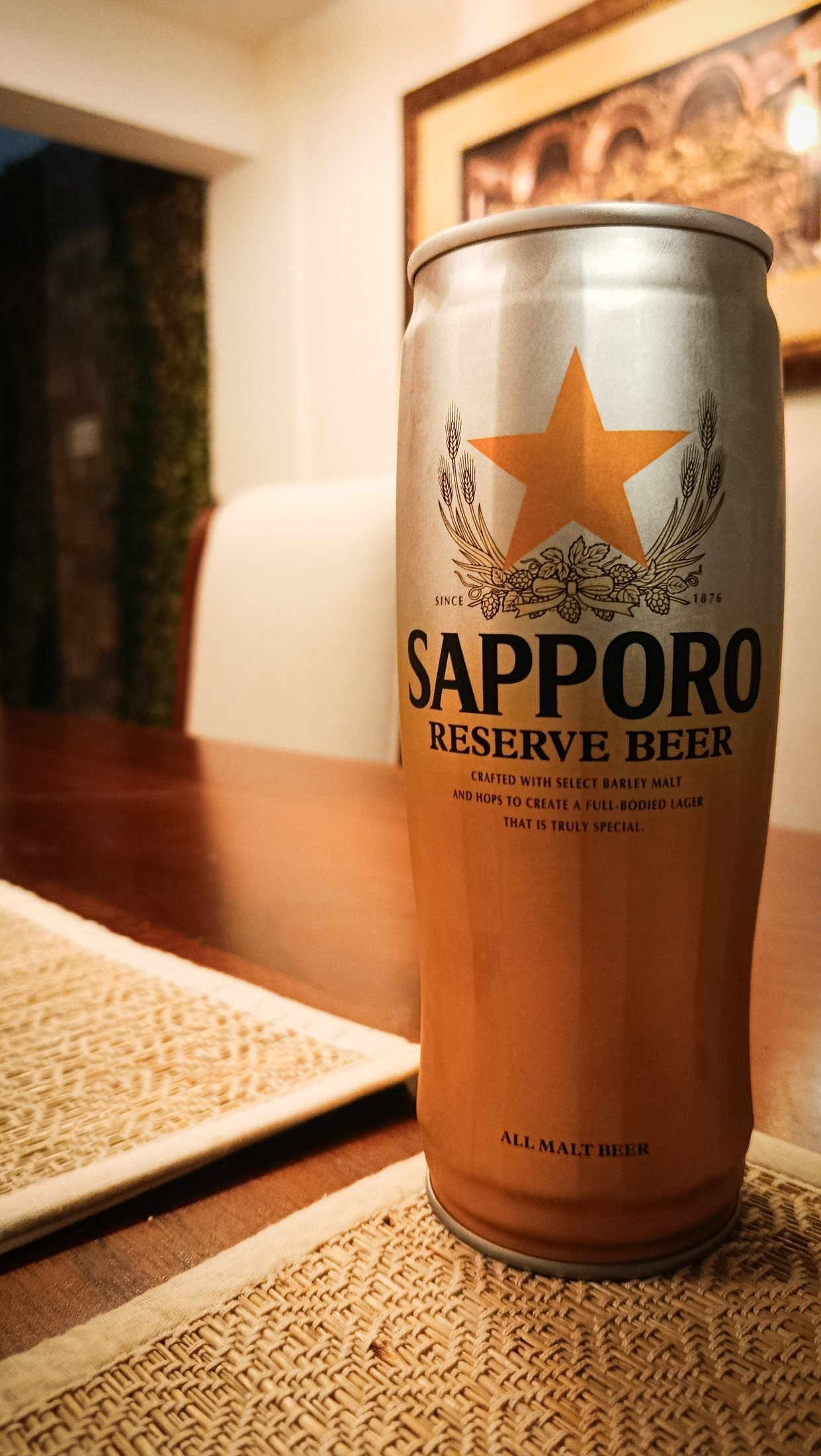 Lata de cerveza con luz cálida