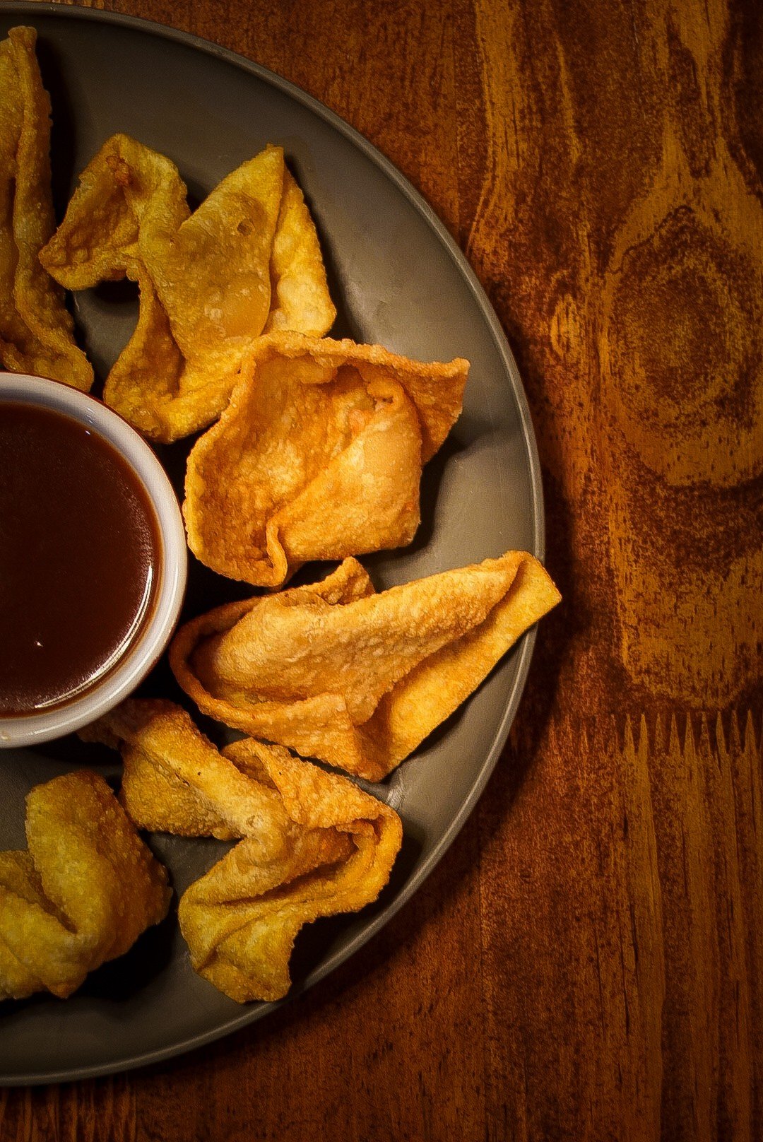 Plato de empanadas fritas con salsa