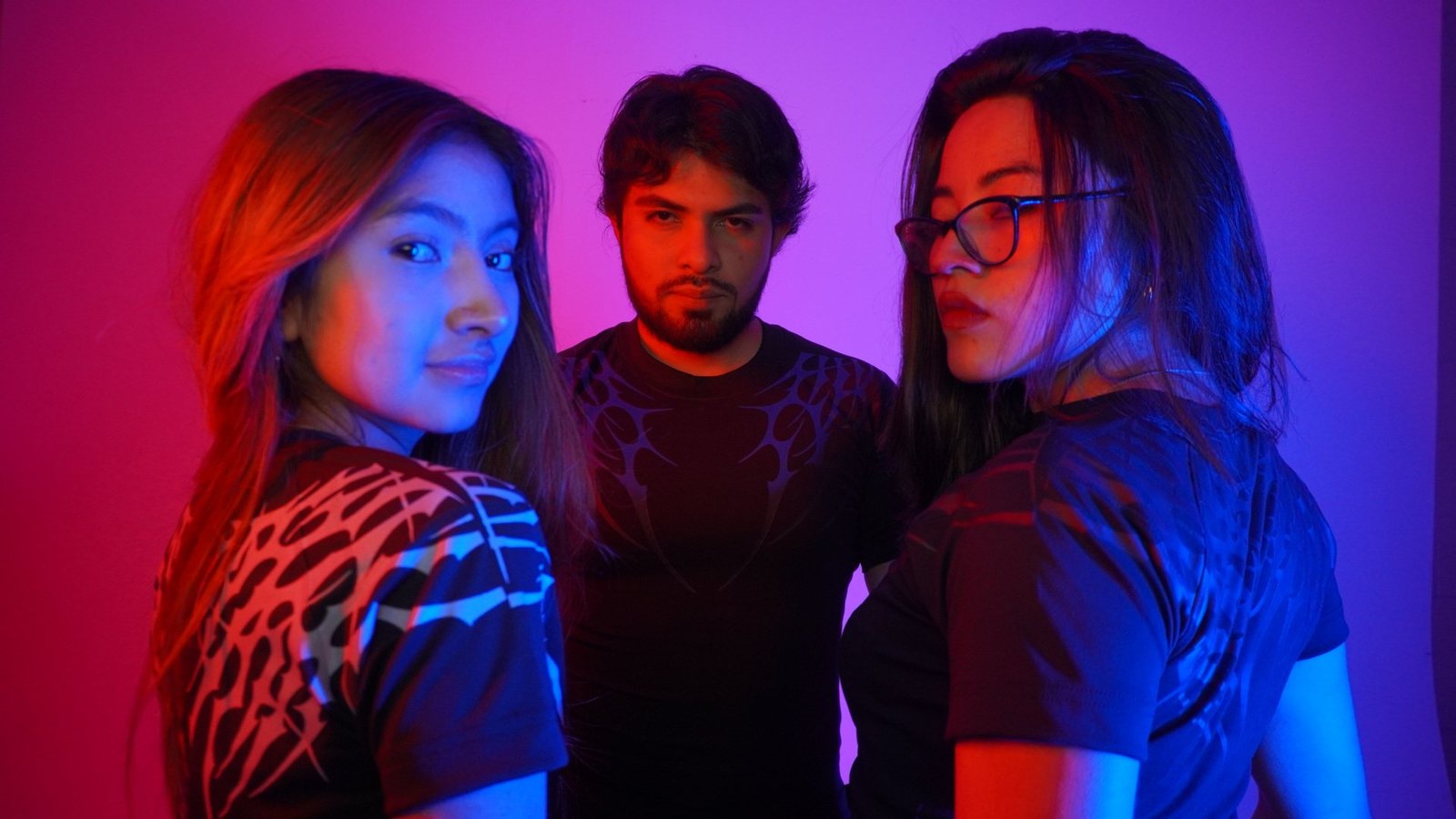 Tres modelos con luz magenta y azul