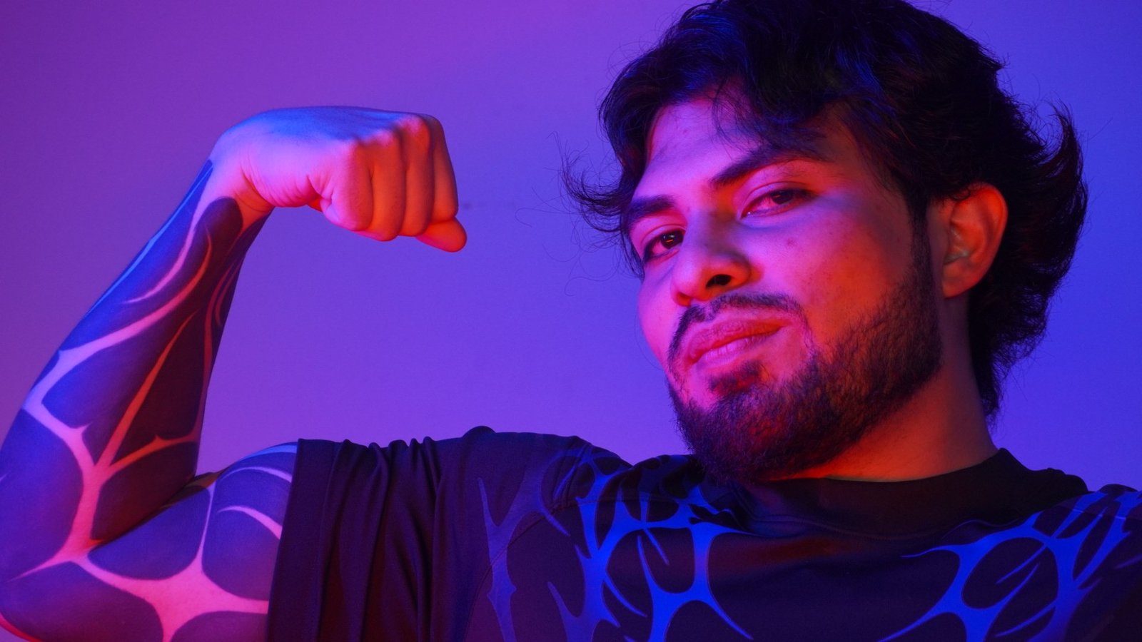 Modelo con luz azul y magenta