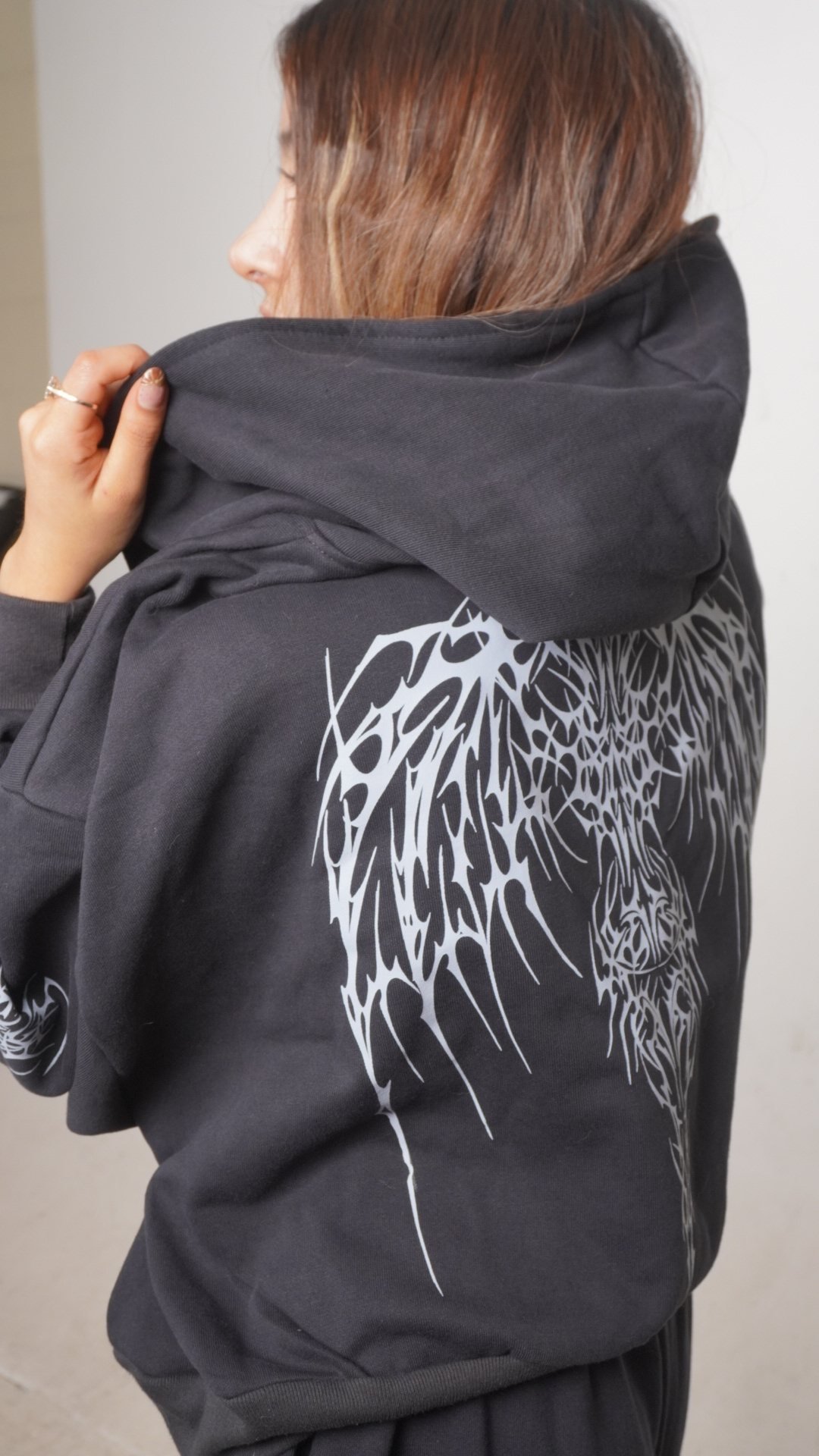 Detalle de capucha y estampado